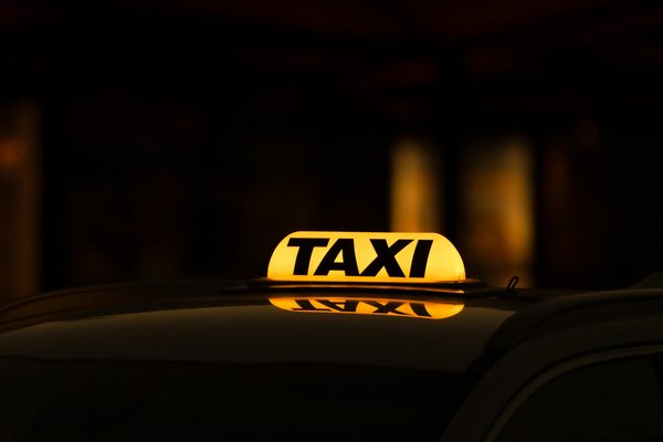 Transfert taxi entre Lyon et Genève : tarifs et réservation simplifiée